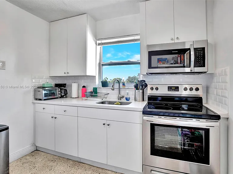 458 SW 9th St #8 — Photo 9