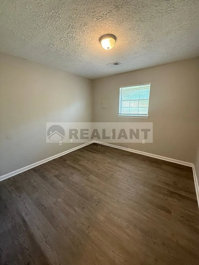 2 bed, 1.0 bath, 1100 sqft, $1,195 — Photo 2