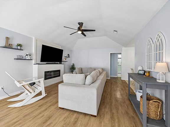 3rd image of 6814 Enns Ln