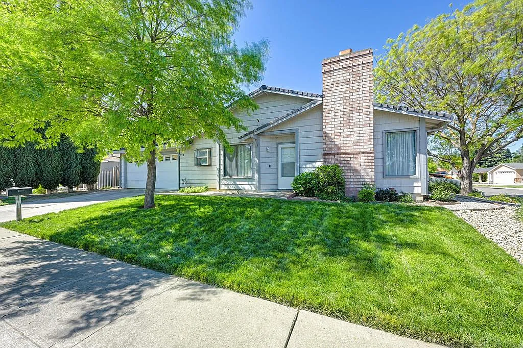 2923 Baronet Way photo 1