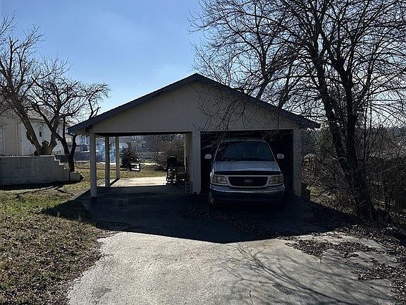 2nd image of 213 Lexington Dr
