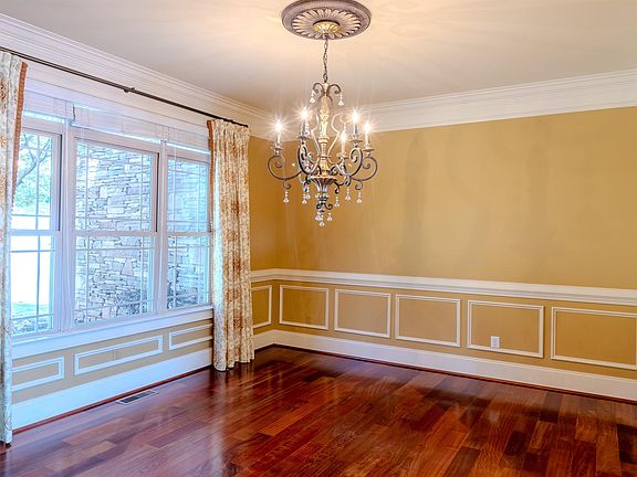 4th image of 128 Paris Glen Way
