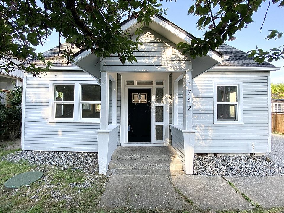 1st image of 742 Pioneer Street SW
