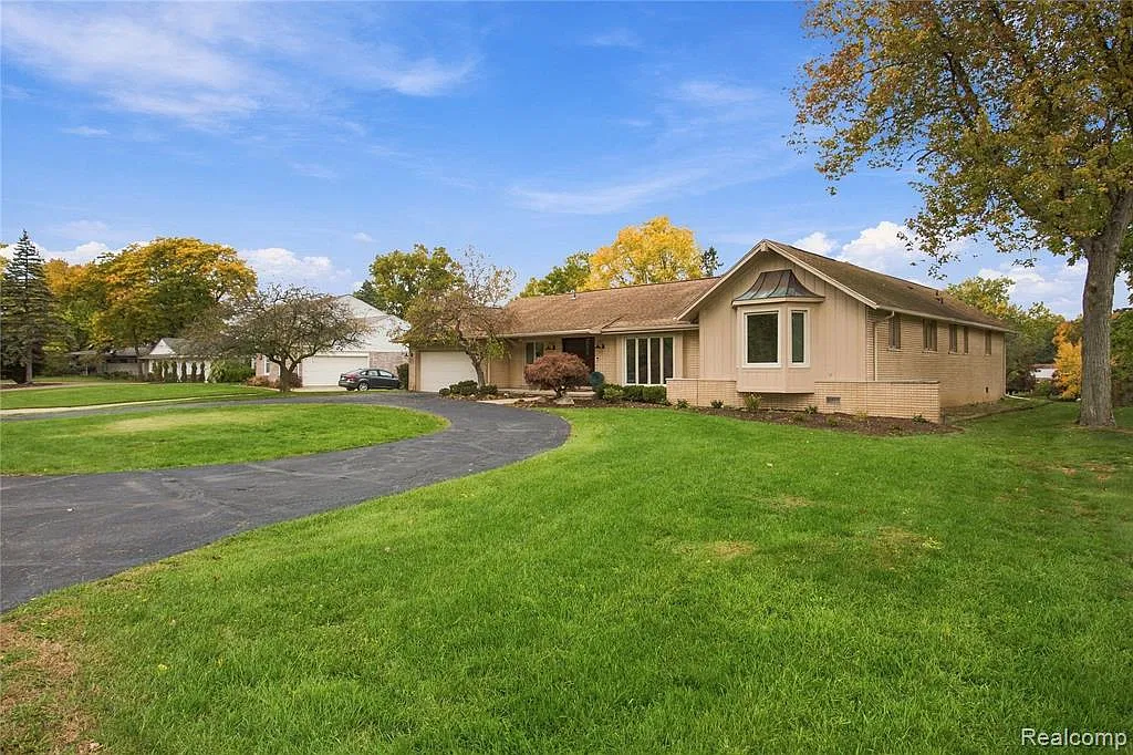 3 bed, 4.0 bath, 3715 sqft, $5,800 — Photo 1