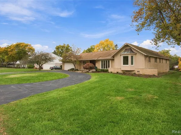 5324 Greenbriar Dr, West Bloomfield, MI 48323