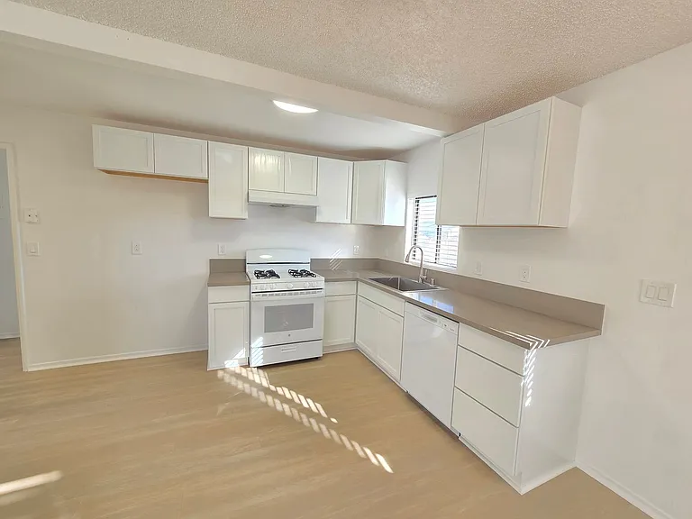 8249 Catalpa Ave — Photo 5