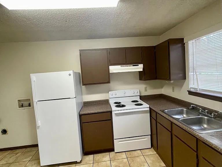 2319 Elm Park Dr — Photo 6