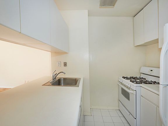 3rd image of 1 Irving Pl APT V12e