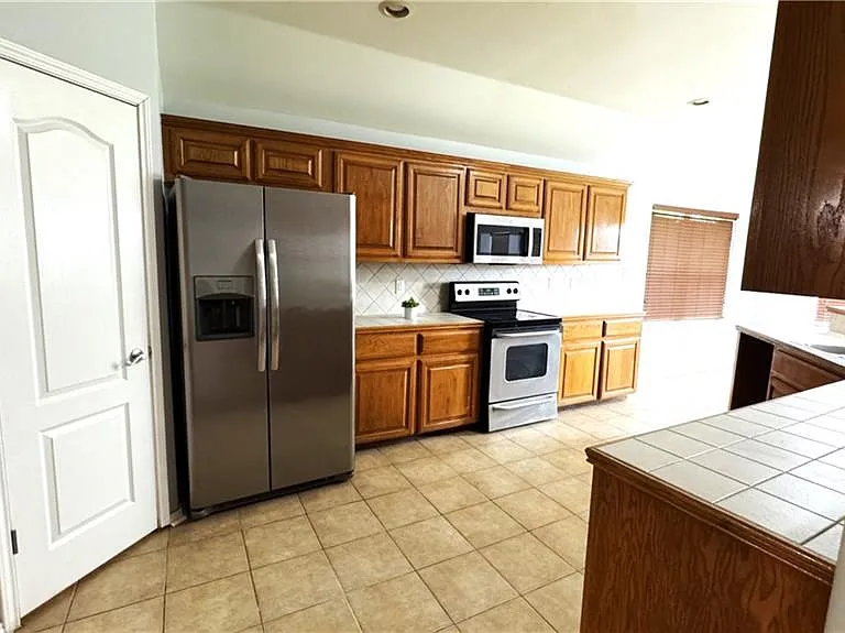 3405 Santa Monica — Photo 4