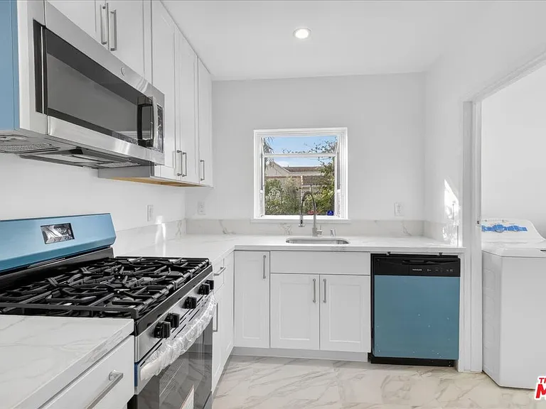 1185 S Tremaine Ave — Photo 20