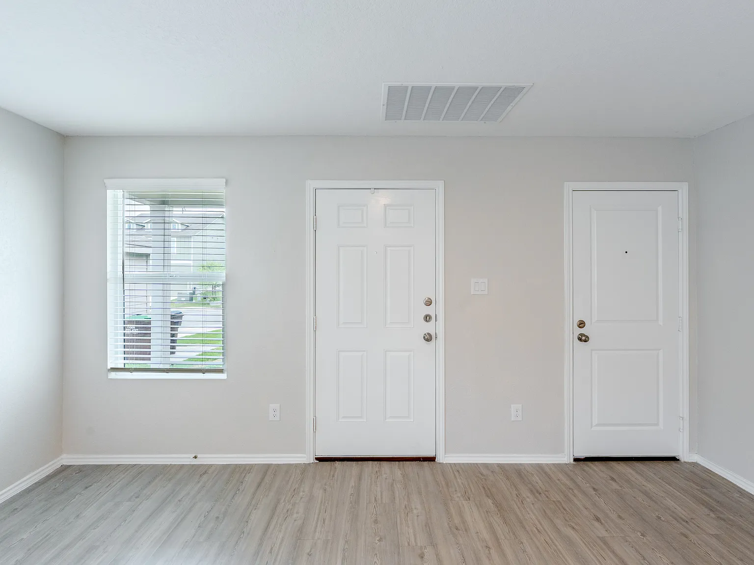 3 bed, 1276 sqft, $1,900 — Photo 3