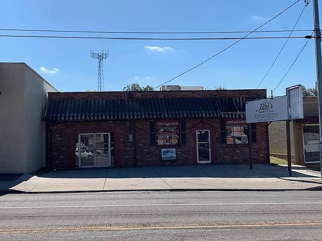 1st image of 211 W Main St