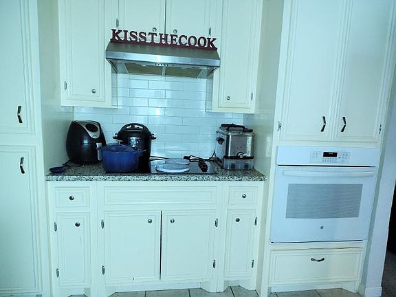 5th image of 222 W North Hill Dr