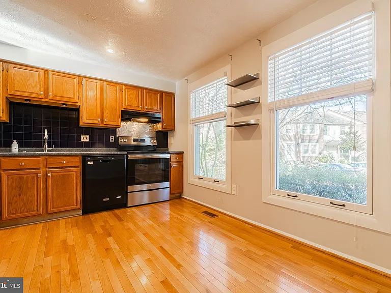 2911 Montauk Ct — Photo 5
