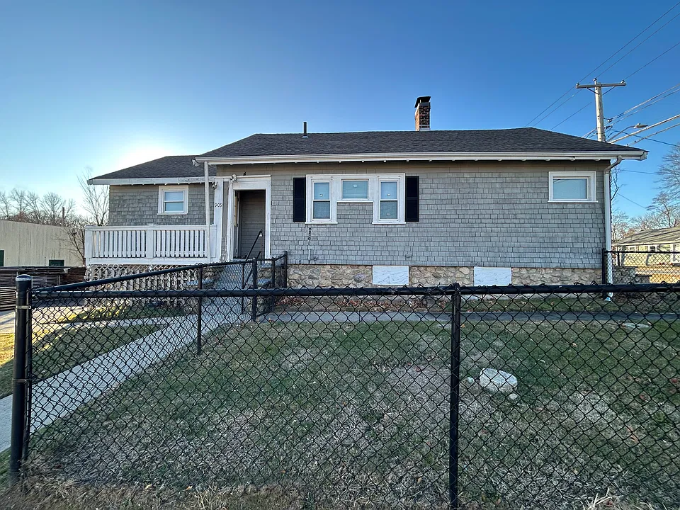 909 Centre St