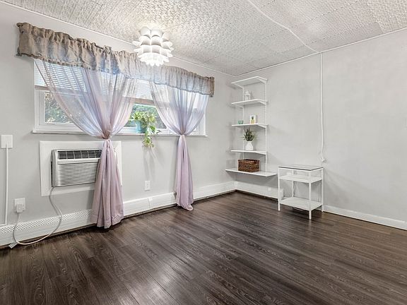 4th image of E2 Colonial Dr #2