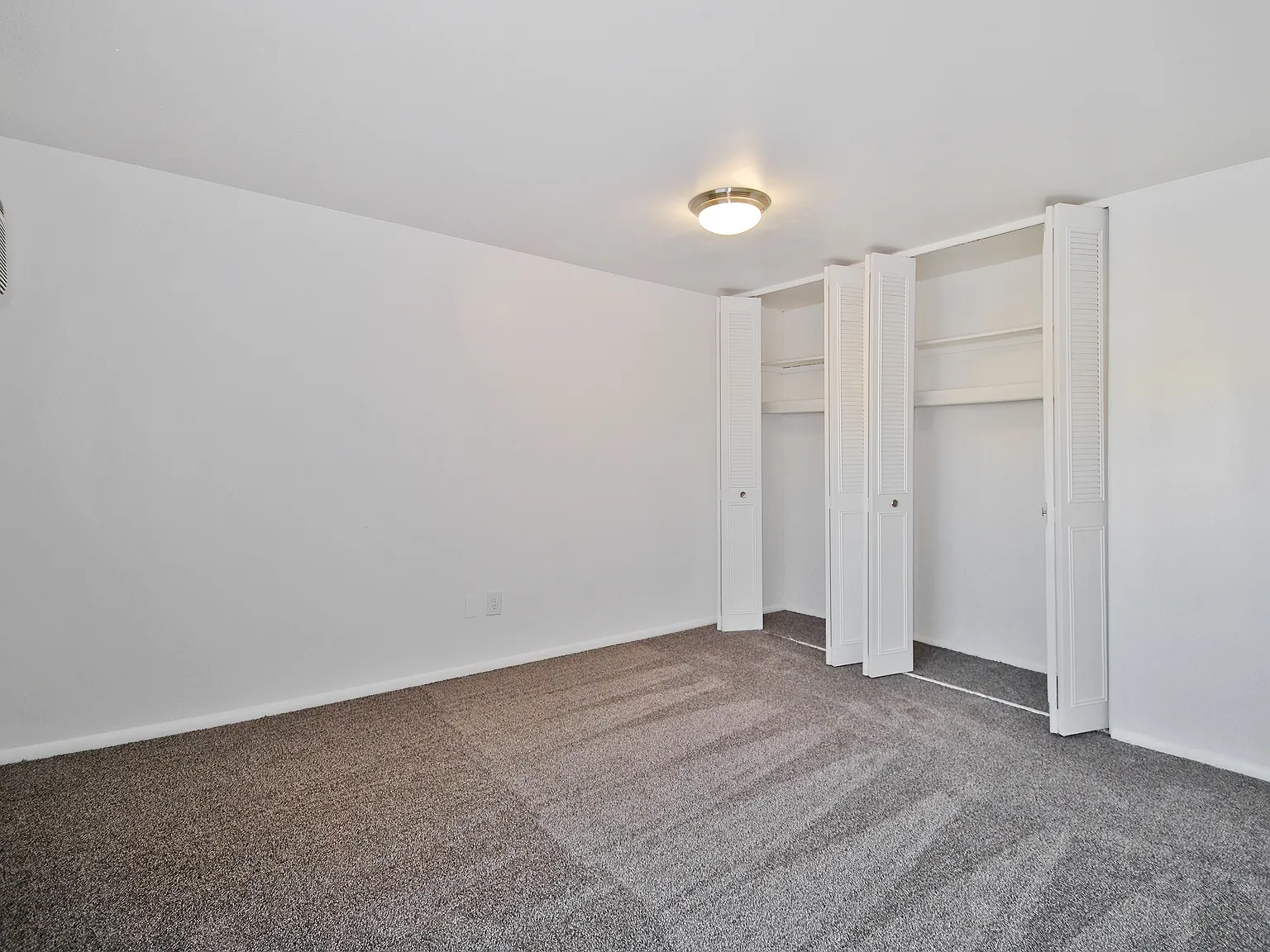 Huntington Club Apartments — Photo 3