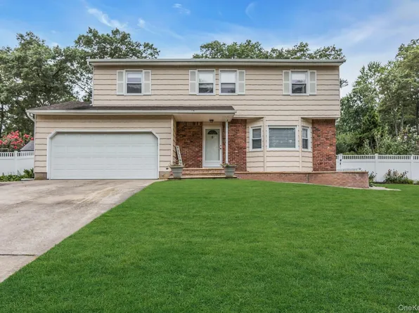 10 Elan Lane, Ronkonkoma, NY 11779