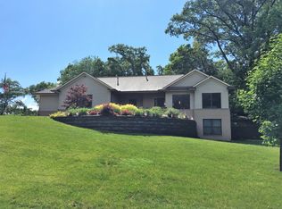 910 Timber Crest Dr, Cedar Rapids, IA 52403