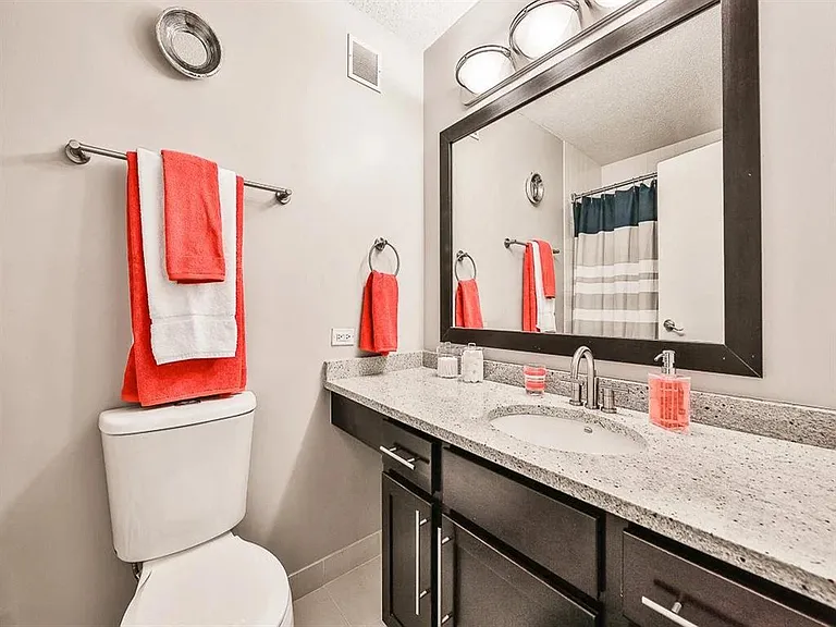 West77 Apartments — Photo 42