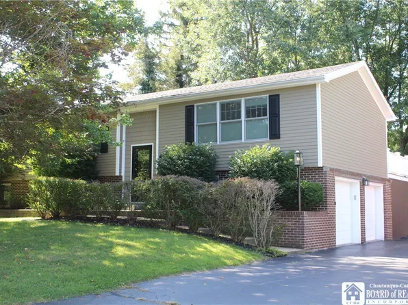 24 University Park, Fredonia, NY 14063