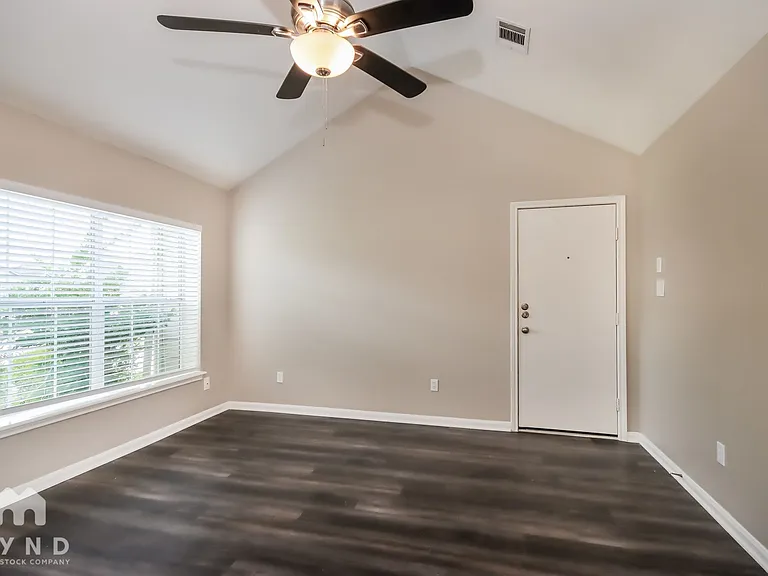 126 Kellyn Oaks Dr — Photo 4