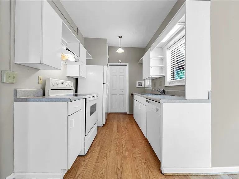 2410 Broadway Ave #B — Photo 18