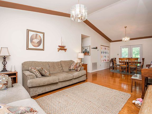 5th image of 210 Covenant Cir