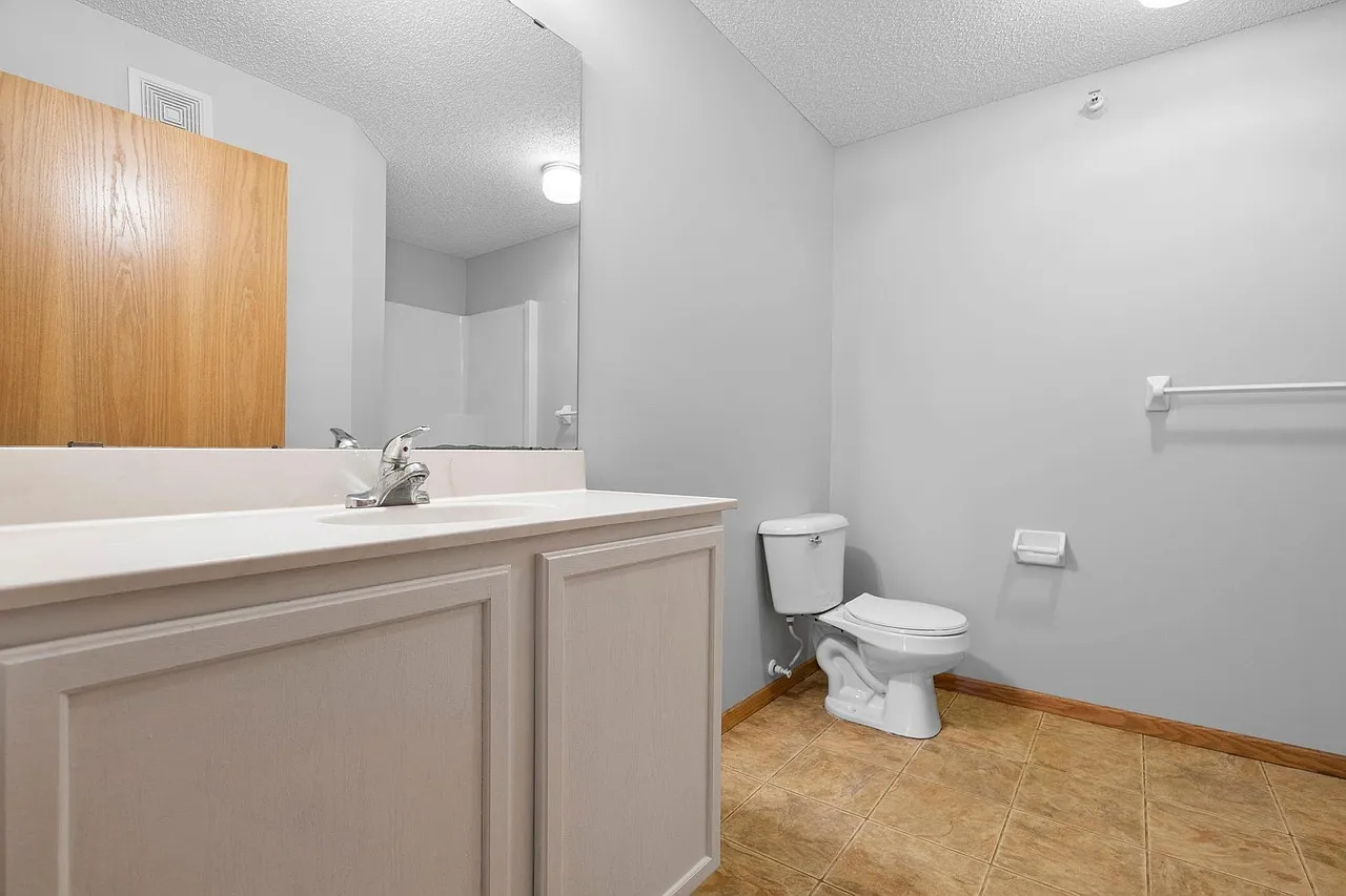 2 bed, 1050 sqft, $1,550 — Photo 1