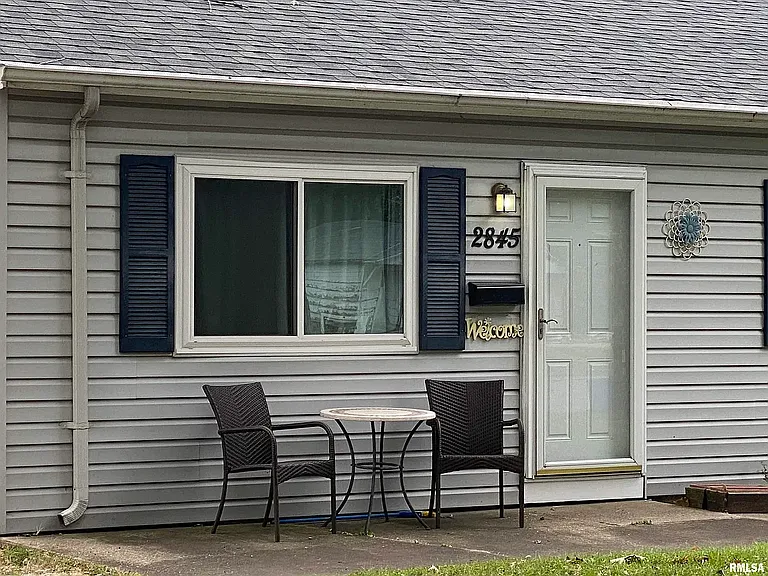2845 S Hoover Ave — Photo 2