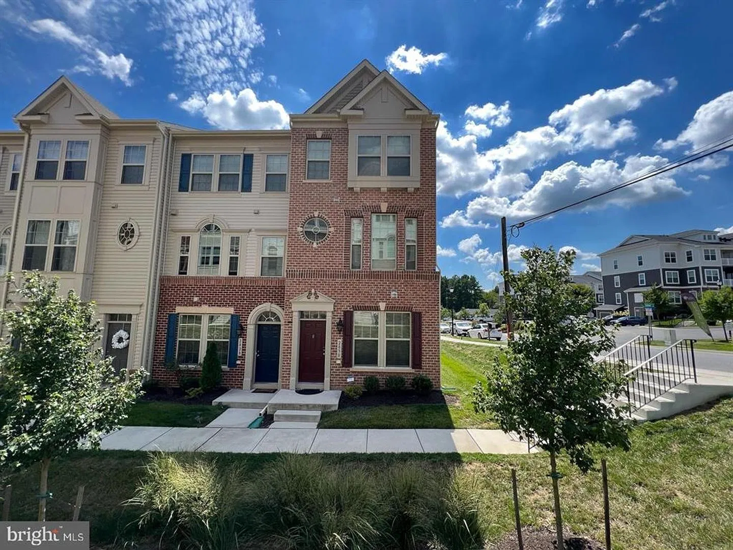 Bright and airy 3bd 3.5bth garage townhome located in Shannon Glen community. — Photo 1