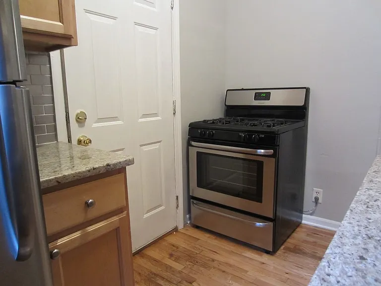 1235 W Winona St #1E — Photo 5
