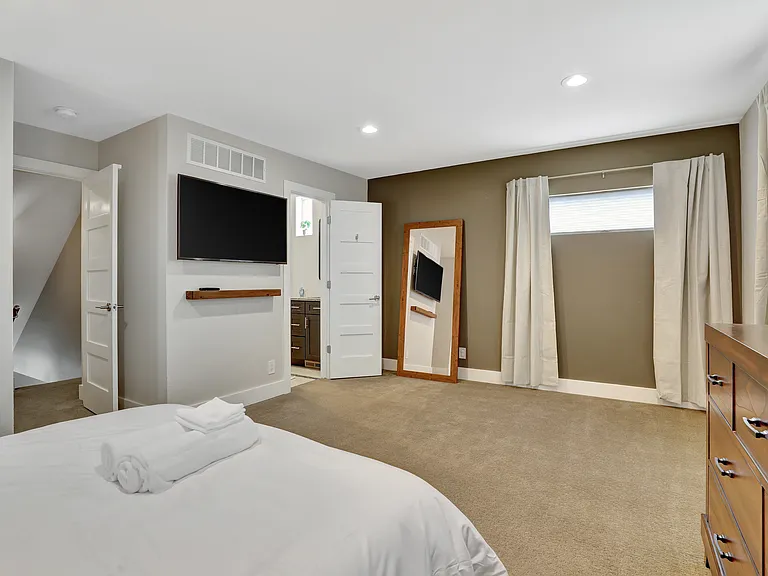 2520 N Lafayette St — Photo 11