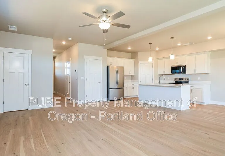 504 NE Trillium Dr — Photo 11