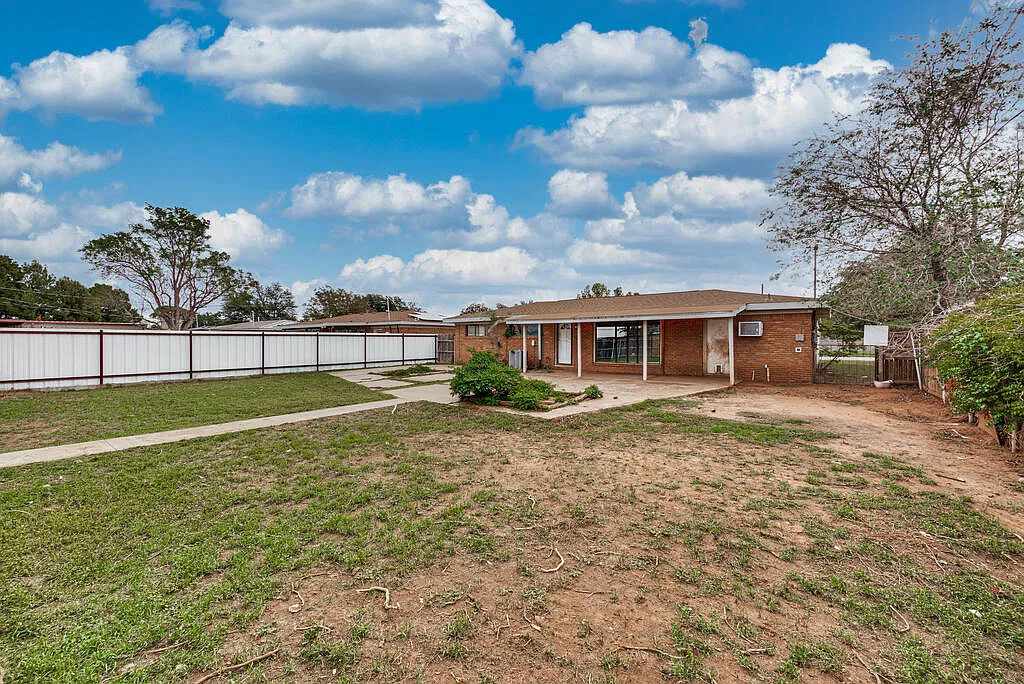 3 bed, 1.0 bath, 1373 sqft, $2,100 — Photo 2