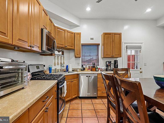 3rd image of 1018 F St NE