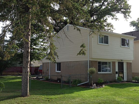 3rd image of 22660 Maxine St