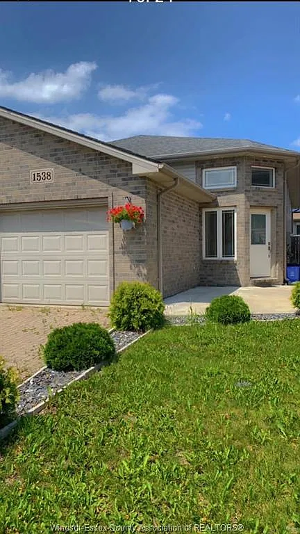 3 bed, $2,700 — Photo 1