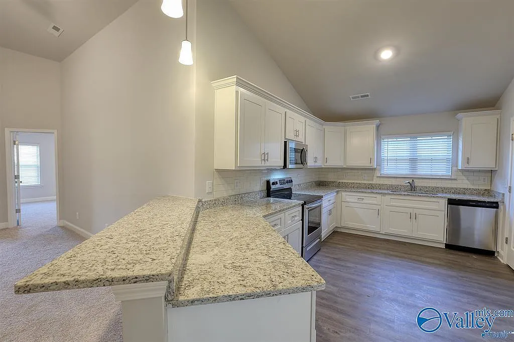 4 bed, 3.0 bath, 2200 sqft, $2,100 — Photo 3