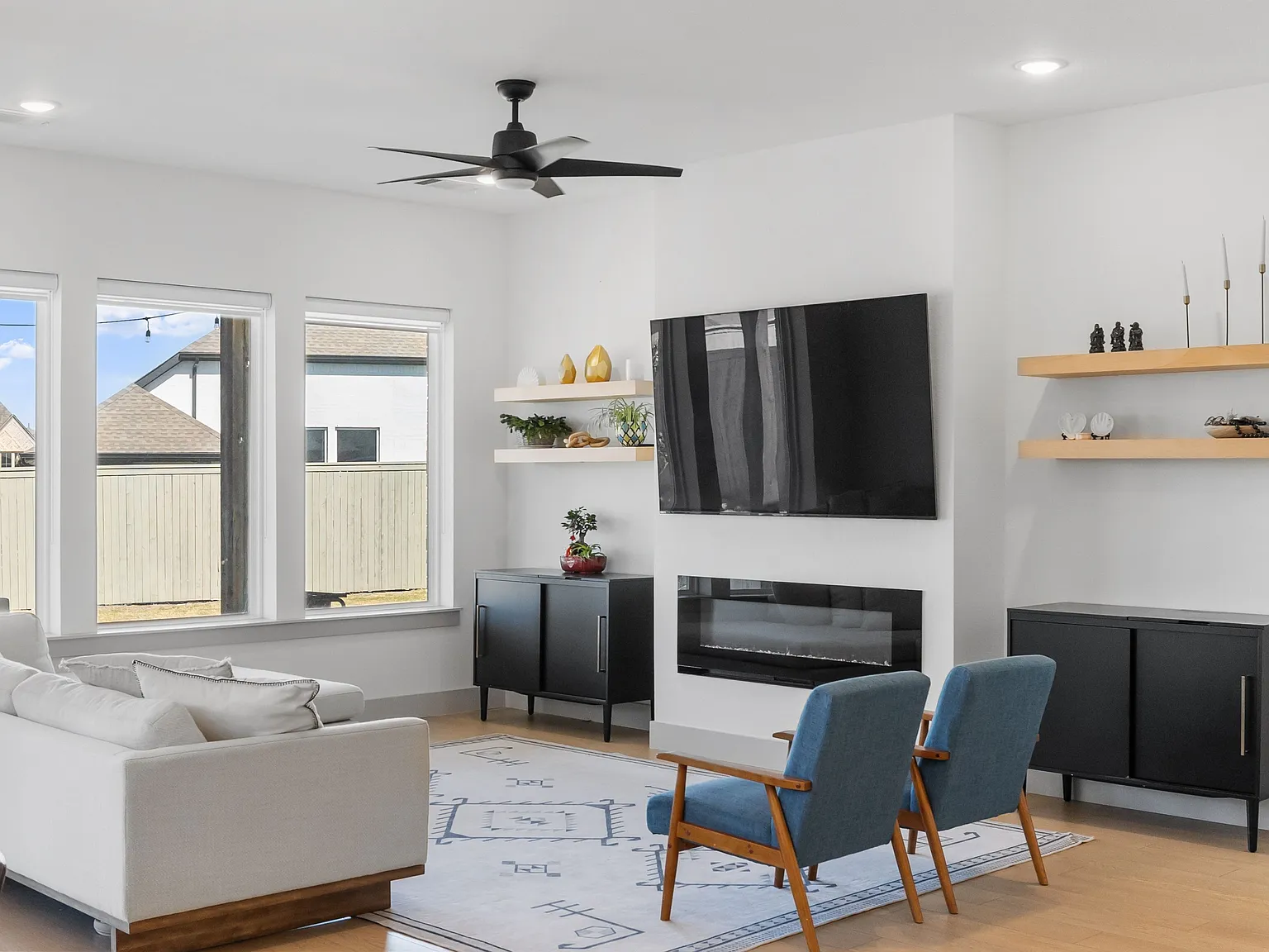 4 bed, 3.0 bath, 2433 sqft, $3,600 — Photo 3
