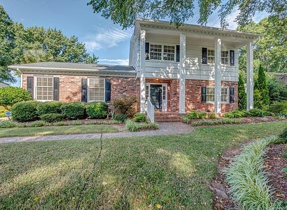 3rd image of 1315 Laurel Ln