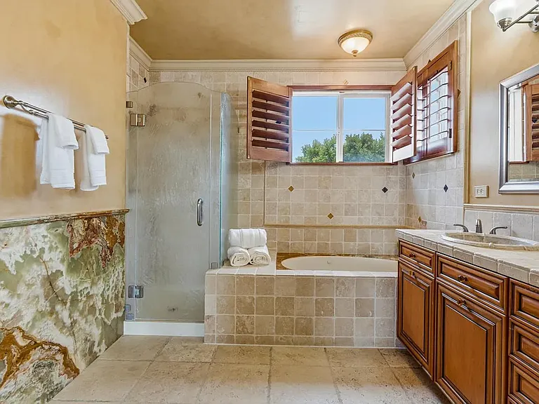 4760 Sea Crest Dr — Photo 9