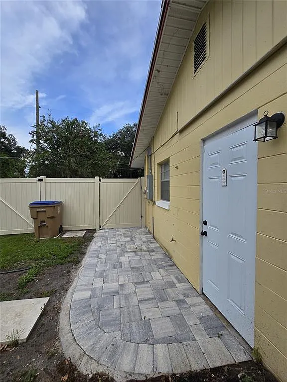 1 bed, 1.0 bath, 450 sqft, $1,200 — Photo 2
