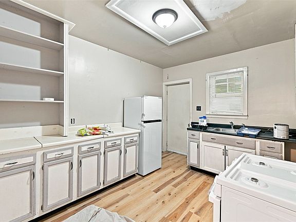 3rd image of 502 Broadway Ave