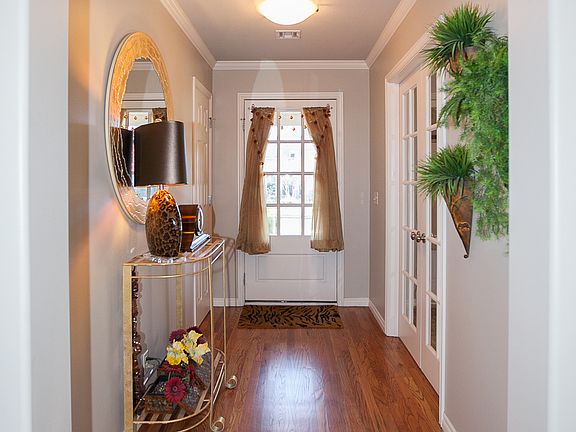 Bright entry w/hardwood floors