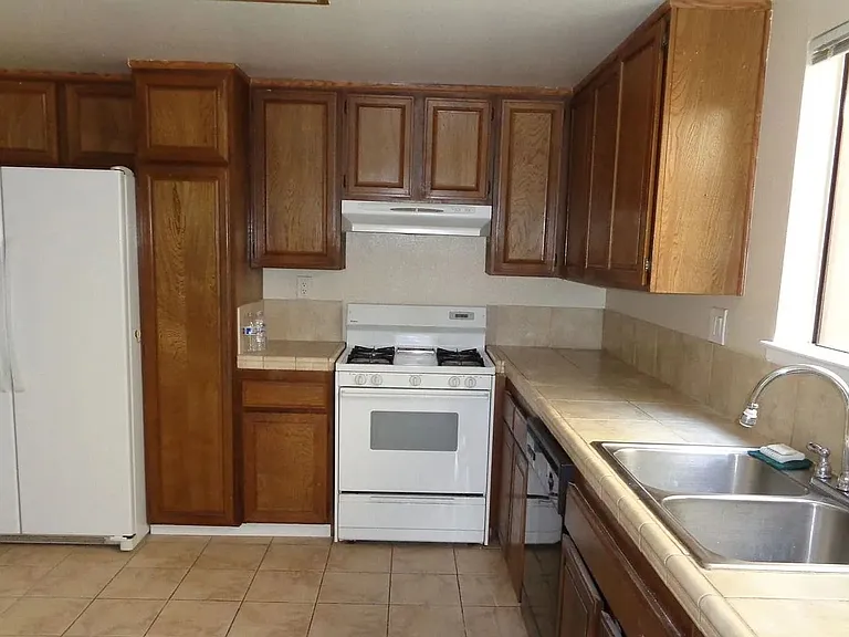 1266 Hartford Cir — Photo 4