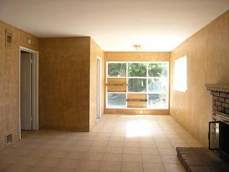 Tile entry & smooth ceilings are offered in the livingroom