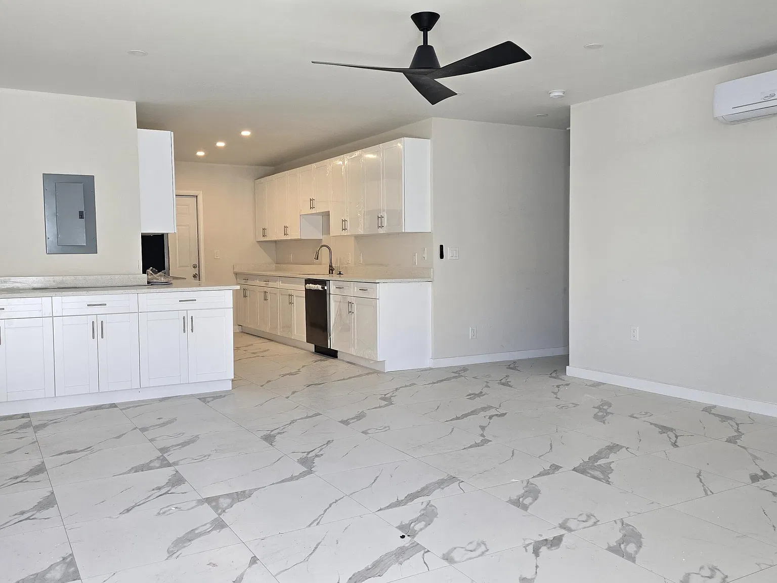 2 bed, 2.0 bath, 1198 sqft, $2,800 — Photo 2