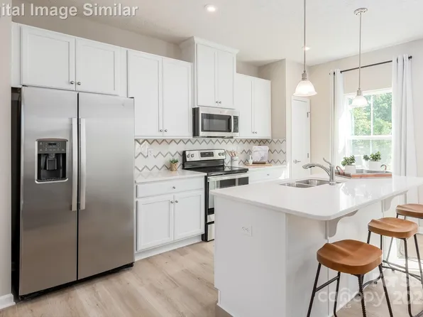 1805 Woodlands Pointe Dr, Charlotte, NC 28216