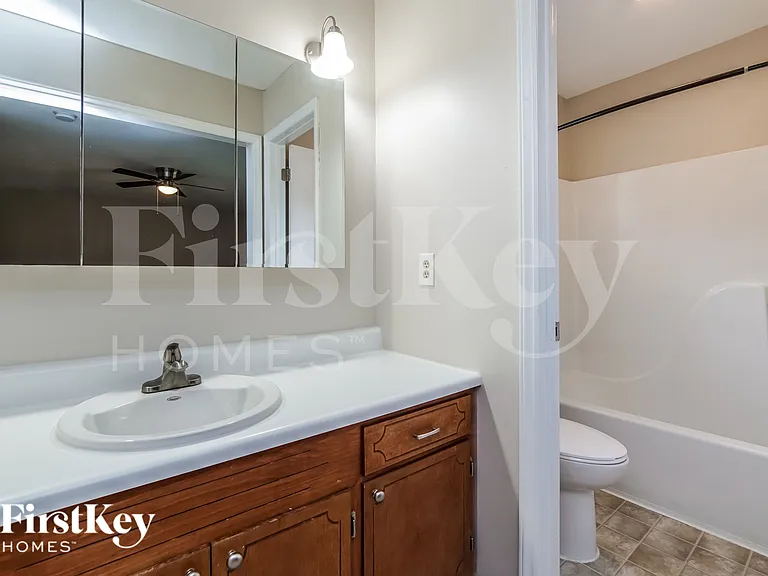 1909 Red Oak Ln — Photo 12